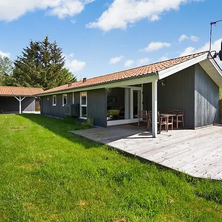 Three-bedroom Holiday In * Hals